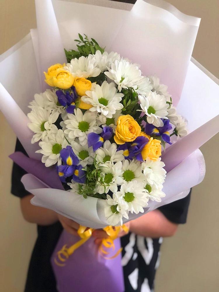 Букет цветов из: Ирисы, Хризантемы и Розы в Спасс