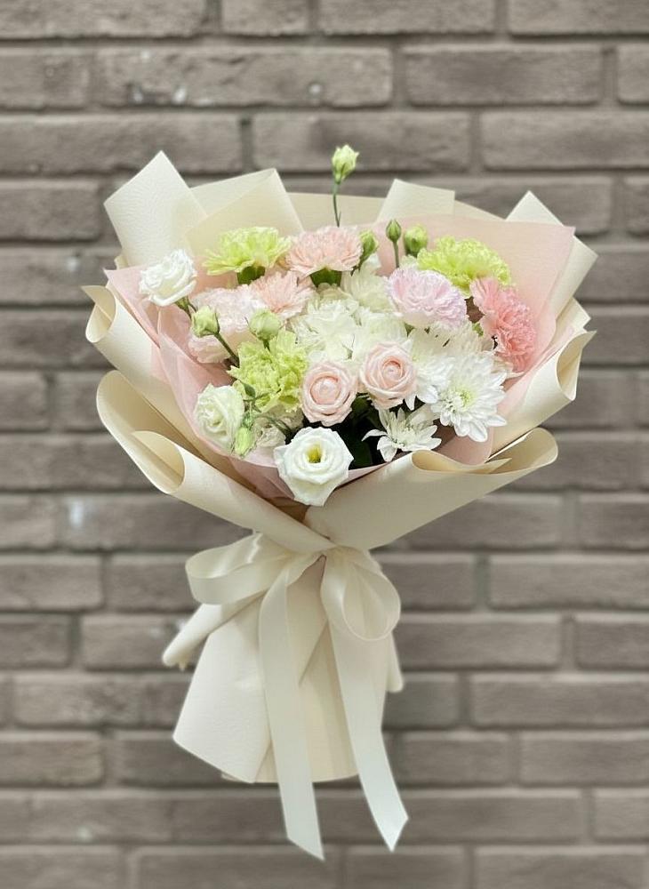 Букет цветов из: Гвоздики, Розы, Лизиантусы и Хризантемы в Спасс