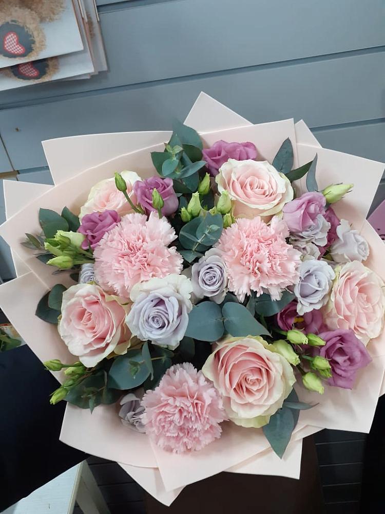 Букет цветов из: Розы, Гвоздики и Лизиантусы в Спасс